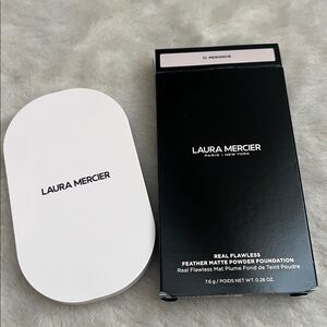 Laura Mercier Real Flawless Feather Matte Powder Foundation in 1C Meringue
